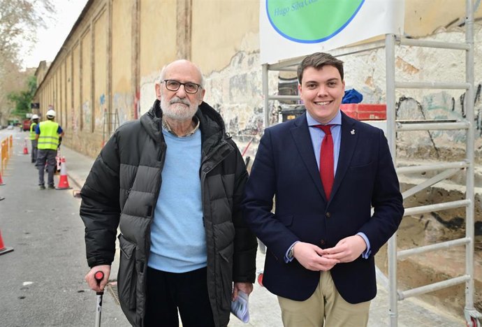 El presidente de la Fundación Forteza-Rey, Josep Forteza-Rey, y el concejal de Medio Ambiente y presidente de Emaya, Lloren Bauz, frente a las actuaciones de restauración en los murales del convento de Santa Magdalena este lunes.