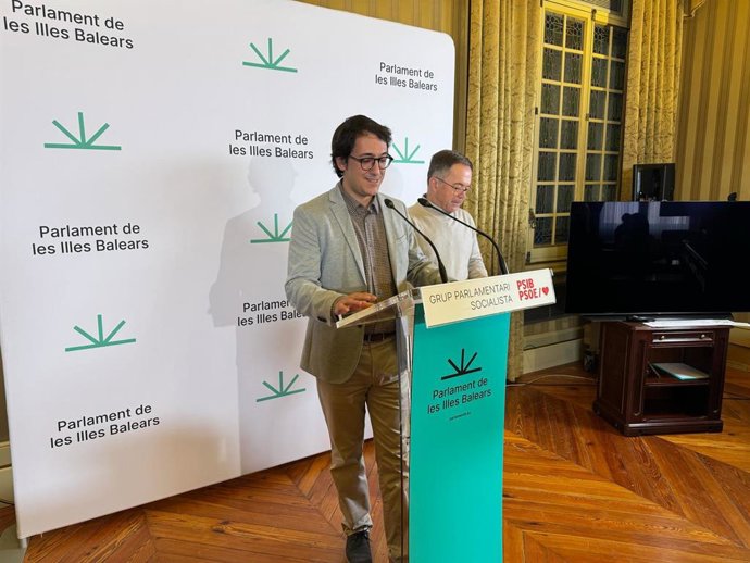El portavoz parlamentario del PSIB, Iago Negueruela, en declaraciones a los medios.