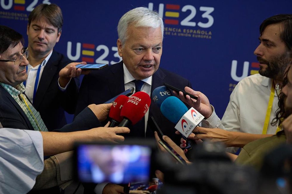 Archivo - El comisario de Justicia de la Unión Europea, Didier Reynders, atiende a medios a su llegada a la clausura del seminario Servicio Público de Justicia en tiempos de transformación, en el Módulo Permanente de la Presidencia española del Consejo