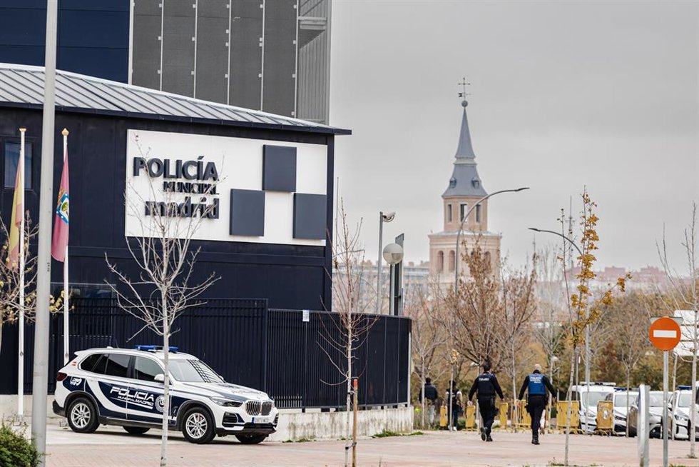 Archivo - Un coche de Policía frente a la Unidad de la Policía Municipal de Villa de Vallecas 