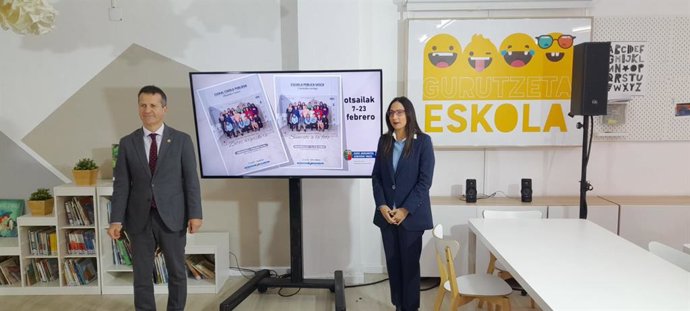 El consejero de Educación, Jokin Bildarratz, junto con la viceconsejera, Begoña Pedrosa, presentan la campaña de prematiculación para el curso 2024-25