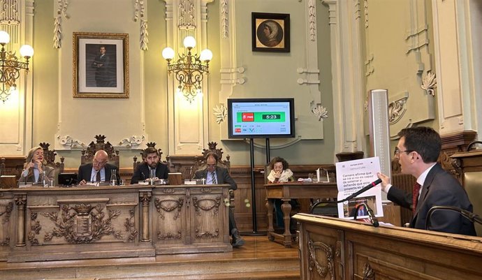 El portavoz del Grupo Municipal Socialista en el Ayuntamiento de Valladolid muestra un titular de prensa sobre el soterramiento del ferrocarril.