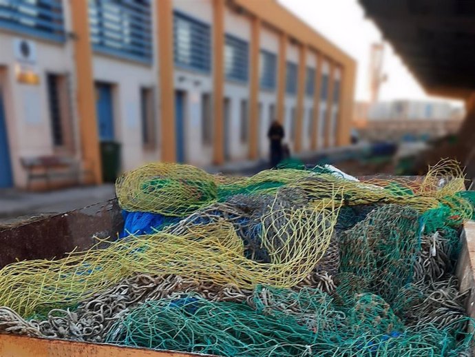 Redes de pesca recogidas en el Puerto de Almería.