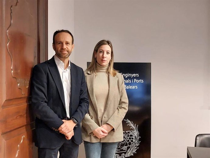 La decana del Colegio de Ingenieros de Caminos, Canales y Puertos de Baleares, Sara Lobato, y el vicedecano, Antoni Ginard