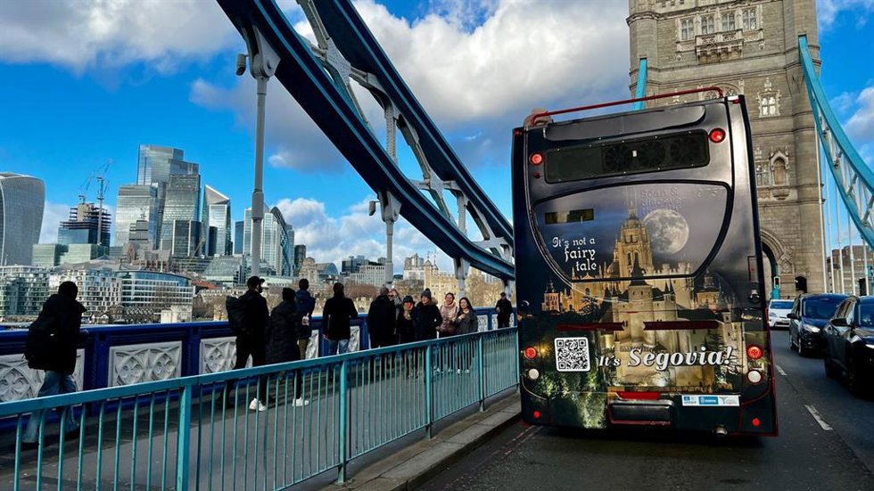 El bus turístico londinense, a su paso por el Puente de la Torre