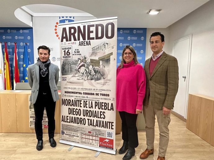 El torero riojano Diego Urdiales, a la izquierda, y la vicealcaldesa de Arnedo, Rosa Herce, y el empresario taurino Ignacio Ríos, ambos a la derecha, en la presentación del cartel de toros de la feria de San José de Arnedo