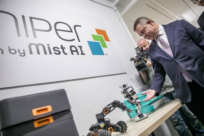 El presidente de Castilla-La Mancha, Emiliano García-Page inaugura el espacio Talaspace.