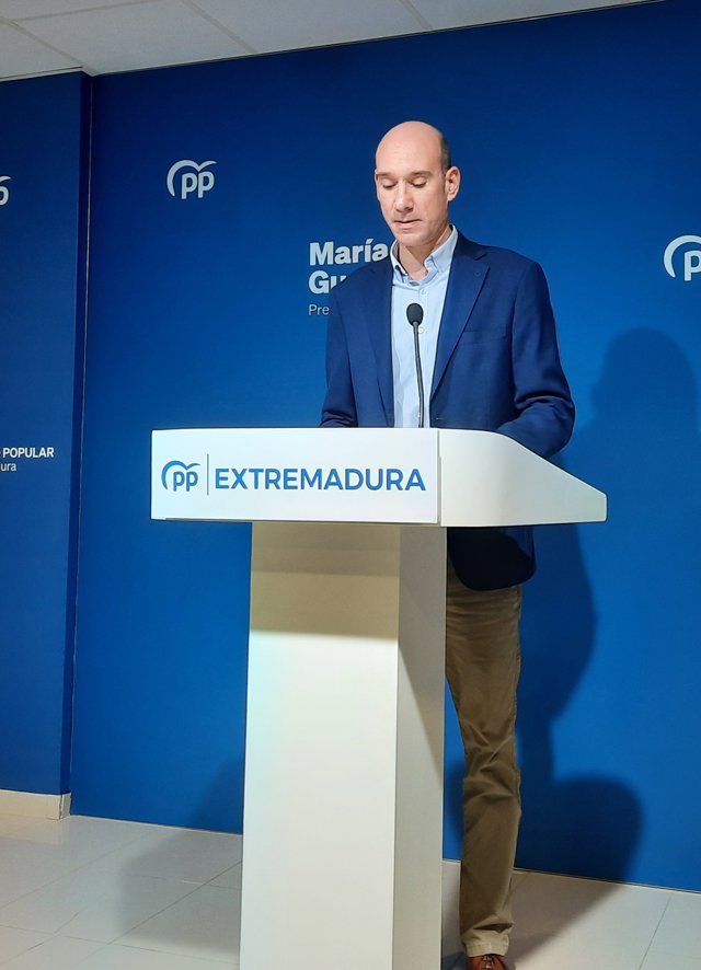 El portavoz del PP de Extremadura, José Ángel Sánchez Juliá, en rueda de prensa.