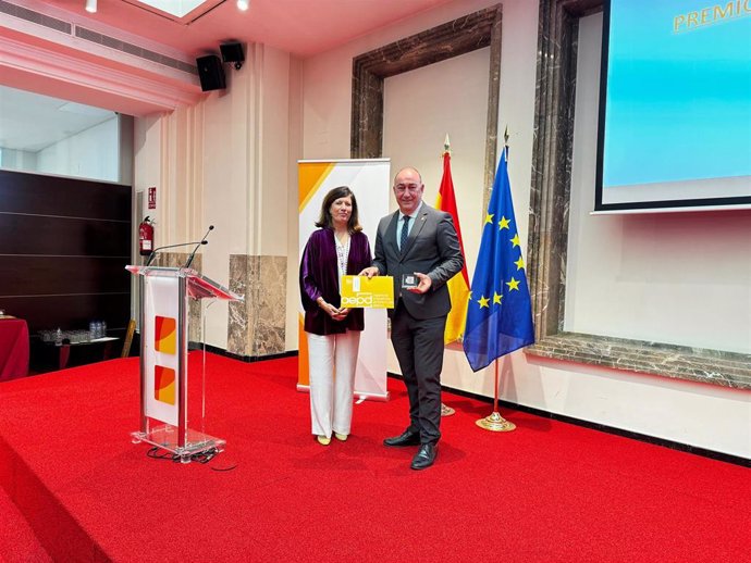 De Vicente recibe el premio de la AEPD.