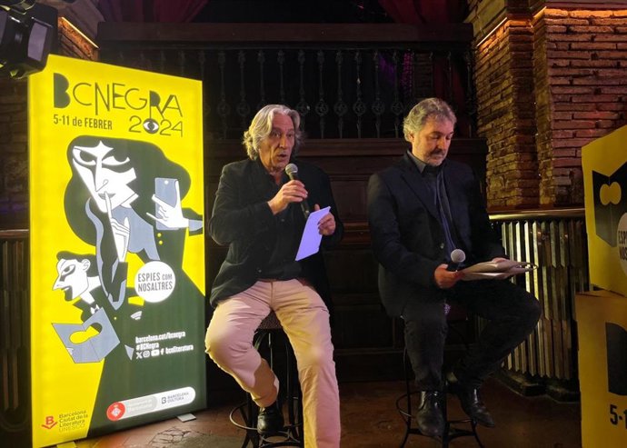 El concejal de Cultura e Industrias Creativas del Ayuntamiento de Barcelona, Xavier Marcé, y el comisario del festival BCNegra, Carlos Zanón.