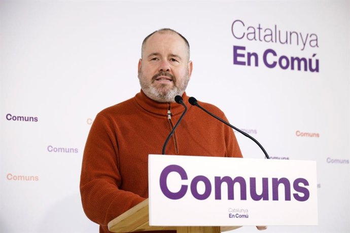 El portavoz de los comuns, Joan Mena, en rueda de prensa.