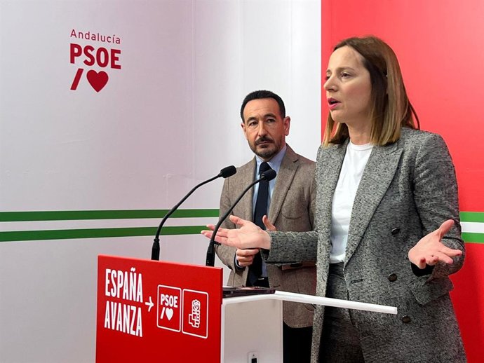 Ana Carrera con López Gil en rueda de prensa.