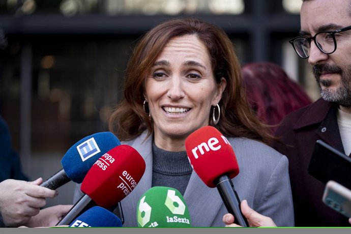 La ministra de Sanidad, Mónica García, ofrece unas declaraciones a la prensa, tras su visita a los aspirantes que se presentan al examen MIR, en el Ministerio de Sanidad, a 20 de enero de 2024, en Madrid (España). En esta convocatoria habrá 13.990 aspir