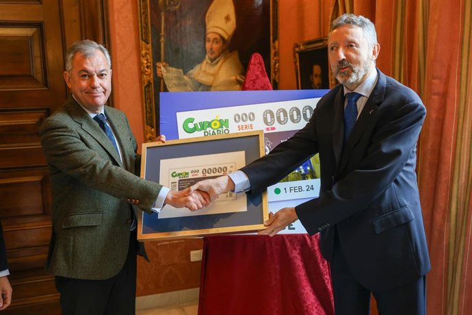 De izquierda a derecha, el alcalde de Sevilla, José Luis Sanz, y el delegado de la ONCE en Andalucía, Ceuta y Melilla, Cristóbal Martínez, en la presentación del cupón dedicado a Sevilla y a su capitalidad europea del Espacio en 2024.