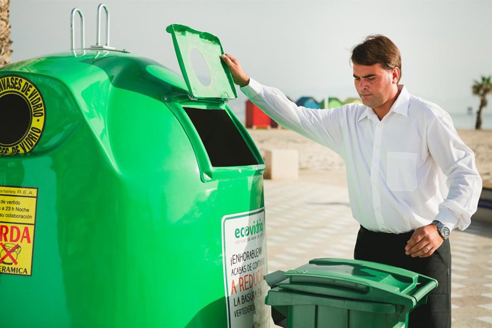 Archivo - Un hostelero recicla en un contenedor de Ecovidrio.