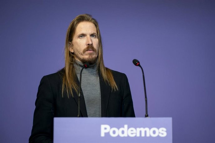 El portavoz de Podemos Pablo Fernández durante una rueda de prensa, en la sede de Podemos, a 8 de enero de 2024, en Madrid (España).