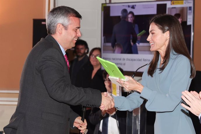 El director de comunicación del CPE, Luis Leardy, recibe el Premio Nacional de Discapacidad Reina Letizia en Deporte Inclusivo de manos de la Reina, en el Palacio Real de Aranjuez