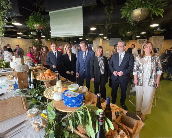 Miembros del Gobierno asturiano y del Ayuntamiento de Oviedo frente al stand de Alimentos del Paraíso en Madrid Fusión.