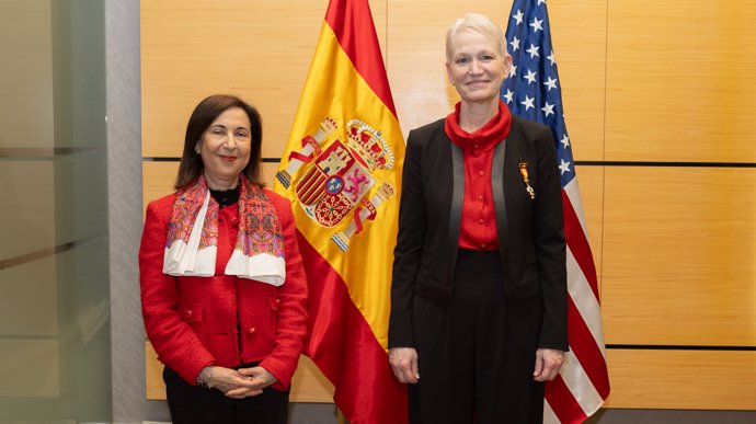 La ministra de Defensa, Margarita Robles, condecora a la subsecretaria de Defensa para Asuntos de Seguridad Internacional de Estados Unidos, Celeste Wallander.