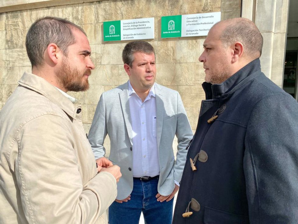 Alcaldes a las puertas de la sede de la Junta en Granada.