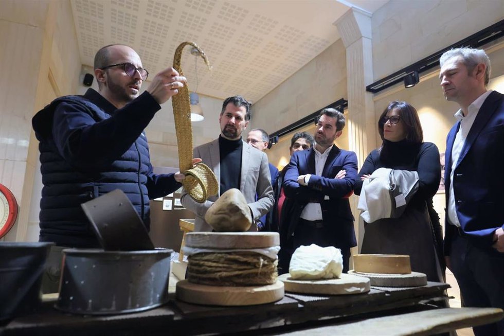 El secretario general del PSOE de Castilla y León, Luis Tudanca, junto a varios responsables socialistas de Zamora, en su visita a Quesos Chillón.