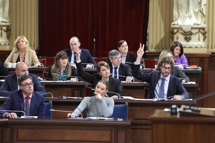 Archivo - El vicepresidente Antoni Costa y la presidenta del Govern balear, Marga Prohens, durante uno de los plenos de presupuestos.
