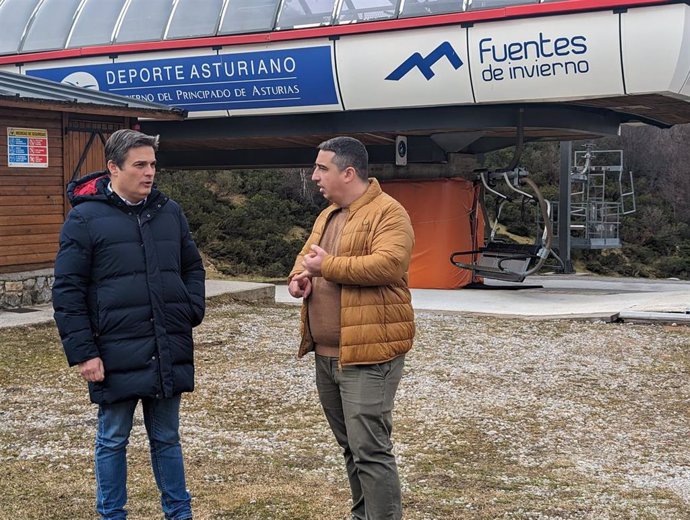 El diputado regional del PP portavoz de Deportes Pedro de Rueda, a la izquierda, en la estación de esquí de Fuentes de Invierno.