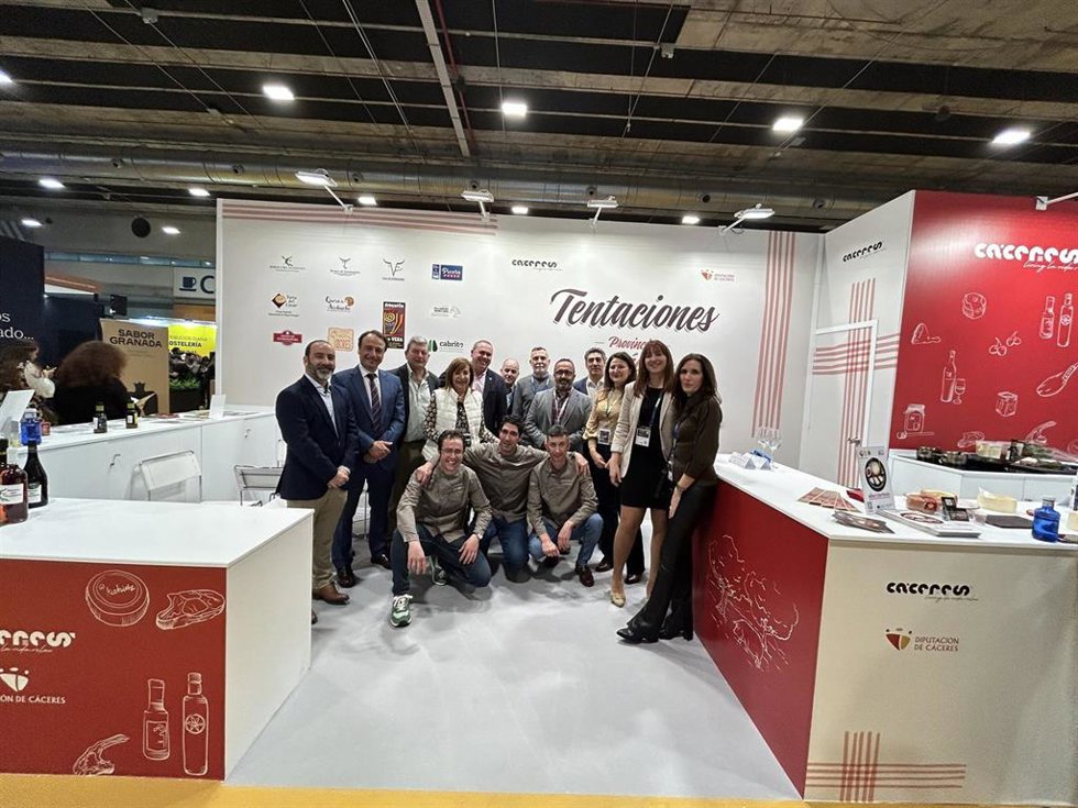 El presidente de la Diputación de Cáceres, Miguel Ángel Morales, visita el stand de la proivncia en lla feria Madrid Fusión