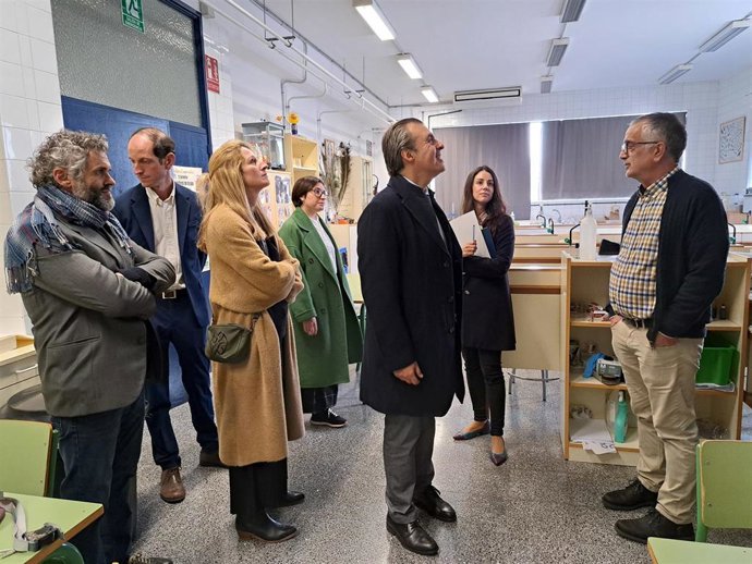 El conseller de Educación y Universidades, Antoni Vera, durante la visita que ha realizado esta mañana a los centros educativos de Manacor para la realización del Plan de Infraestructuras 2024-2027.