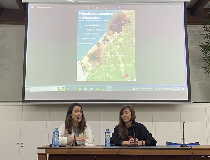 La enfermera gallega Ruth Conde y la responsable de MSF en el norte de España, Nagore Eskisabel, durante la rueda de prensa en el Centro Internacional de Prensa de Santiago.