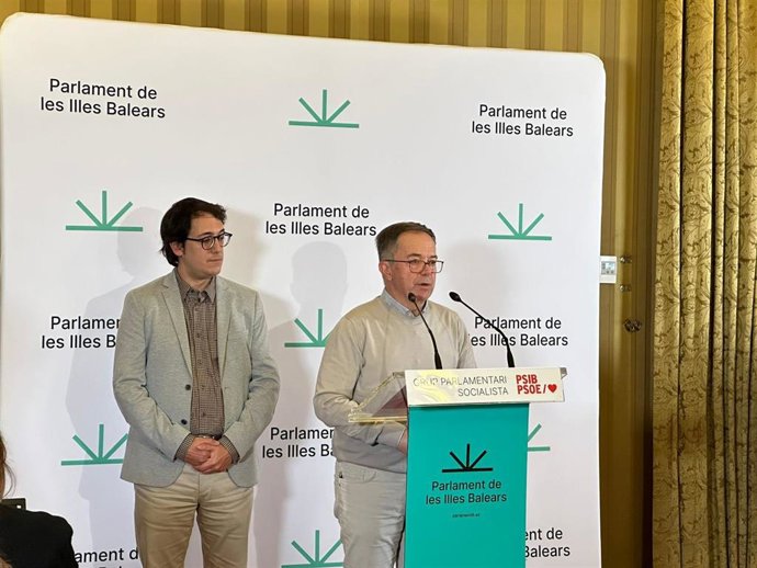 El secretario general de la Federación Socialista de Ibiza y portavoz en el Consell Insular, Josep Marí Ribas, y el portavoz parlamentario socialista, Iago Negueruela.