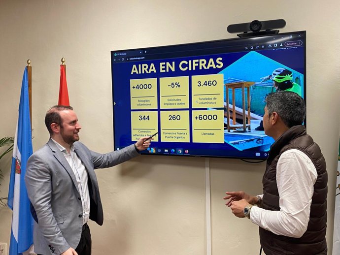 El delegado de Hábitat Urbano de Alcalá de Guadaíra, David Delgado, ha realizado balance de la empresa Aira Gestión Ambiental destacando la mejora de los servicios