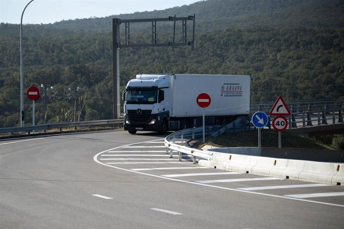 Un camión circula, a 27 de enero de 2024, en La Jonquera, Girona, Catalunya (España). 