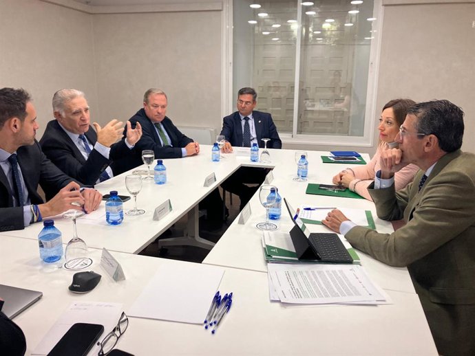 La delegada del Gobierno andaluz en Málaga, Patricia Navarro, se reúne con el sector turístico para hablar de medidas contra la sequía.