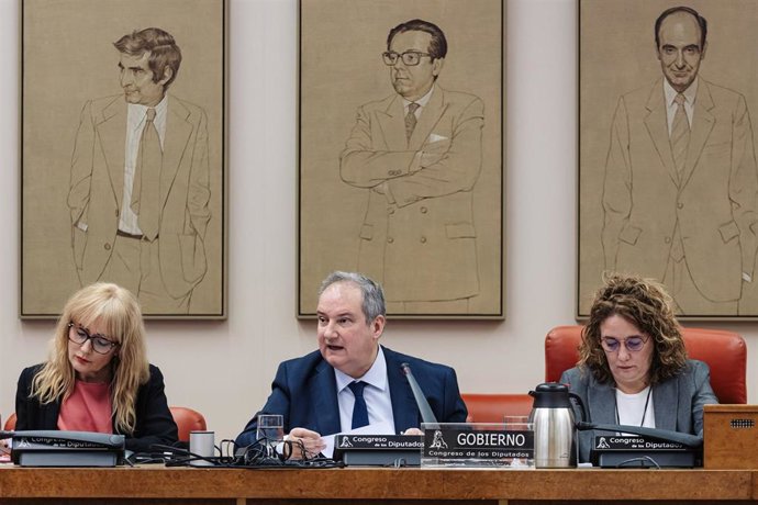 (I-D) La vicepresidenta primera de la comisión, María Carmen Castilla; el ministro de Industria y Turismo, Jordi Hereu y la presidenta de la comisión, Inés Granollers, durante la Comisión de Industria y Turismo, en el Congreso de los Diputados, a 29 de 