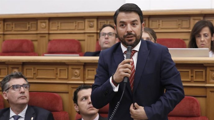 Archivo - El portavoz de Vox, Iván Sánchez, en las Cortes de C-LM.