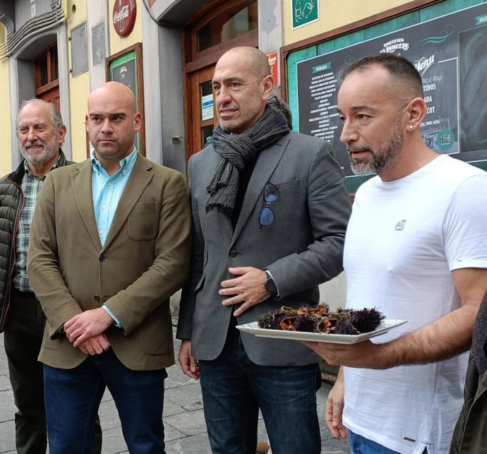 El concejal de Urbanismo y Festejos de Gijón, Jesús Martínez Salvador, y el presidente de Divertia, Óliver Suárez, antes de la inauguración de las jornadas 'La Mar de Oricios', en la sidrería El Lavaderu, en Cimadevilla (Gijón)