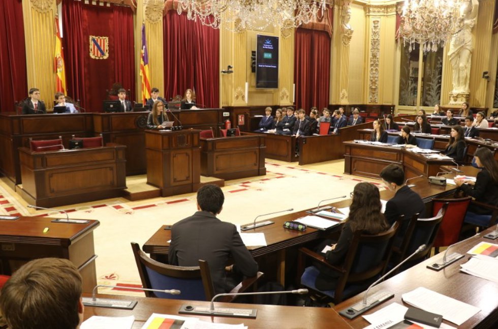 El Parlament balear acoge la final del debate 'Model de Parlament Europeu'