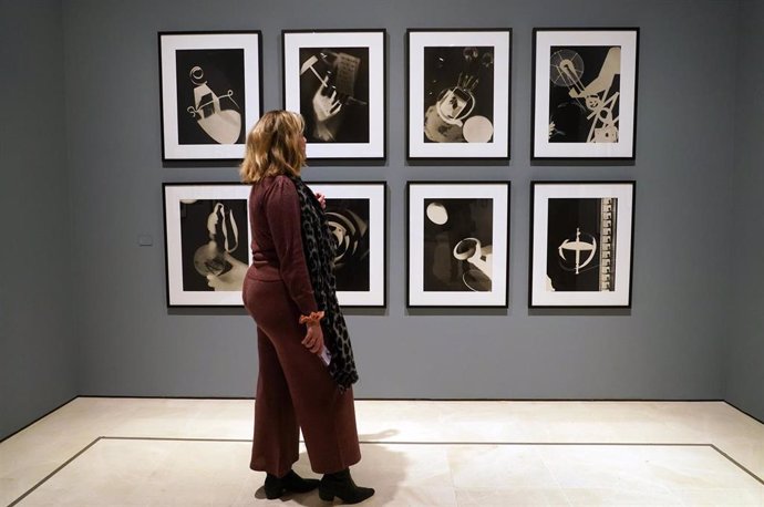 Una mujer observa las 'rayogramas' que se exponen en la nueva exposición del Museo carmen Thyssen de la capital, del fotógrafo estadounidense May Ray. 