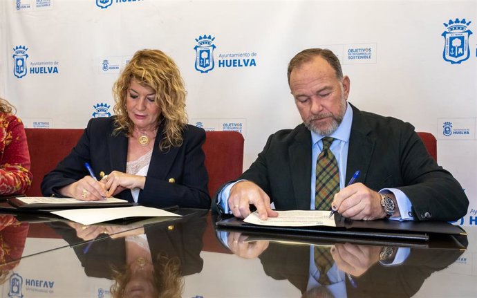 La alcaldesa de Huelva, Pilar Miranda, y el presidente de la Federación Onubense de Empresarios, José Luis García-Palacios Álvarez, durante la firma del convenio de colaboración.