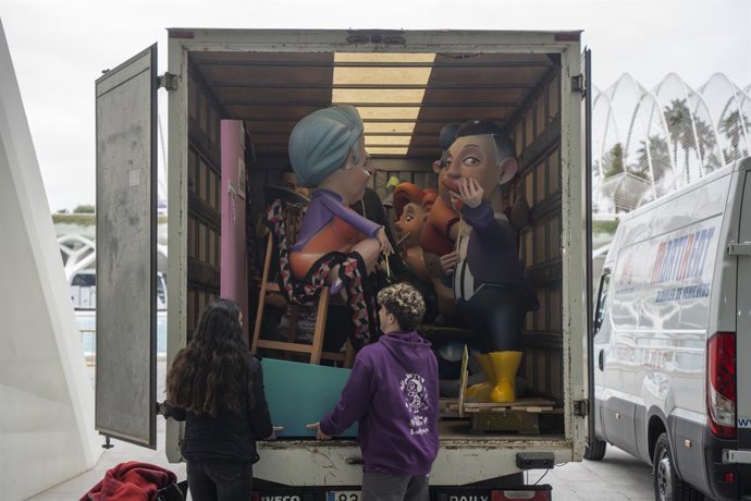 Comencen a arribar els primers ninots al Museu dels Cincies per a l'exposició