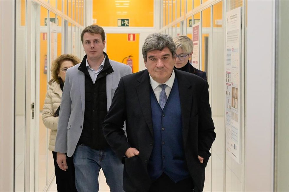 Archivo - El ministro de Transformación Digital y Función Pública, José Luis Escrivá, visita el Centro de Investigación TIC de la Universidad de A Coruña, a 22 de enero de 2024, en A Coruña, Galicia (España). 