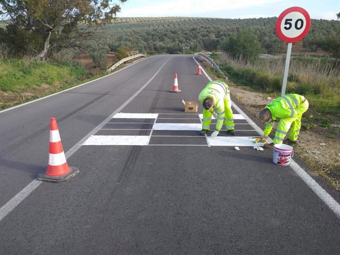 Archivo - Imagen de archivo de obras de mejora de la señalización y el balizamiento de las carreteras andaluzas.