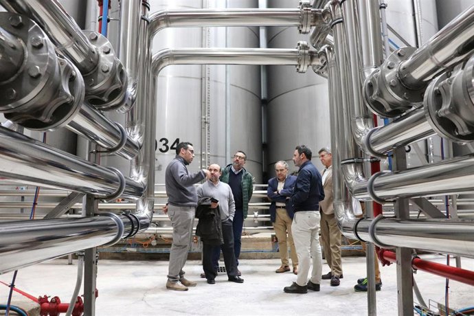 El secretario general del PP de Málaga, José Ramón Carmona, en una visita a DCOOP junto al portavoz 'popular' de Agricultura en la Cámara andaluza, Alberto Sanromán, y el miembro de la Comisión de Agricultura Rafael Ruiz