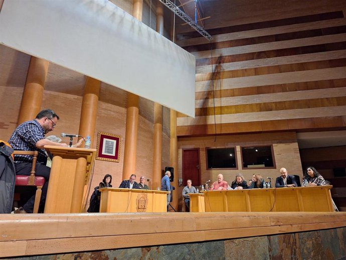 El concejal de Vox del Ayuntamiento de Mérida se marcha del Pleno de la Corporación Municipal tras su renuncia este lunes