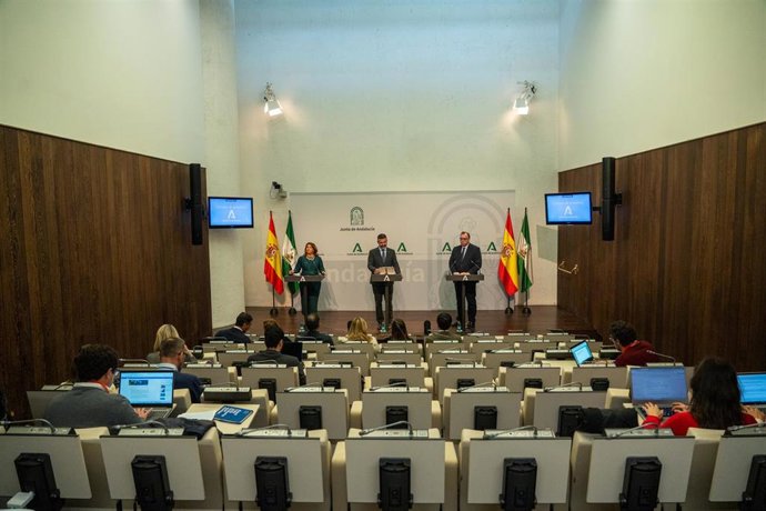 El consejero de Sostenibilidad, Medio Ambiente y Economía Azul de la Junta de Andalucía y portavoz del gobierno, Ramón Fernández-Pacheco, (c) acompañado por  la consejera de Agricultura, Pesca, Agua y Desarrollo Rural, Carmen Crespo (i) y el consejero d