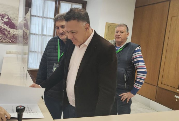 El parlamentario de Por Andalucía y miembro de Podemos, Juan Antonio Delgado, registrando una batería de preguntas sobre la ronda de circunvalación de Guillena (Sevilla) en el Parlamento de Andalucía.