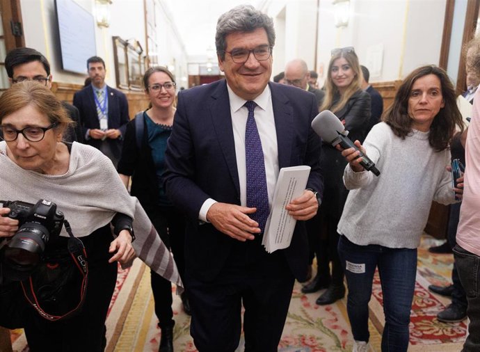 Archivo - El ministro de Inclusión, Seguridad Social y Migraciones, José Luis Escrivá, a su salida de una sesión plenaria en el Congreso de los Diputados, a 30 de marzo de 2023, en Madrid (España).