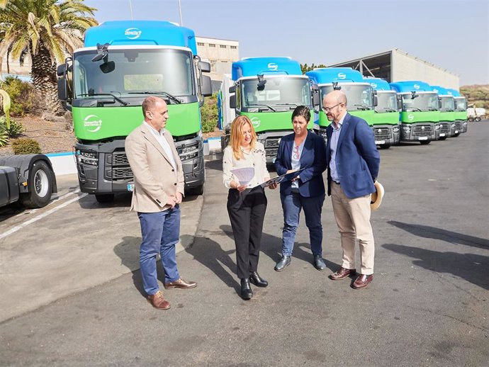 La presidenta del Cabildo de Tenerife, Rosa Dávila, y la consejera de Medio Natural, Blanca Pérez,en la presentación de los nuevos vehículos de residuos y contenedores de transferencia
