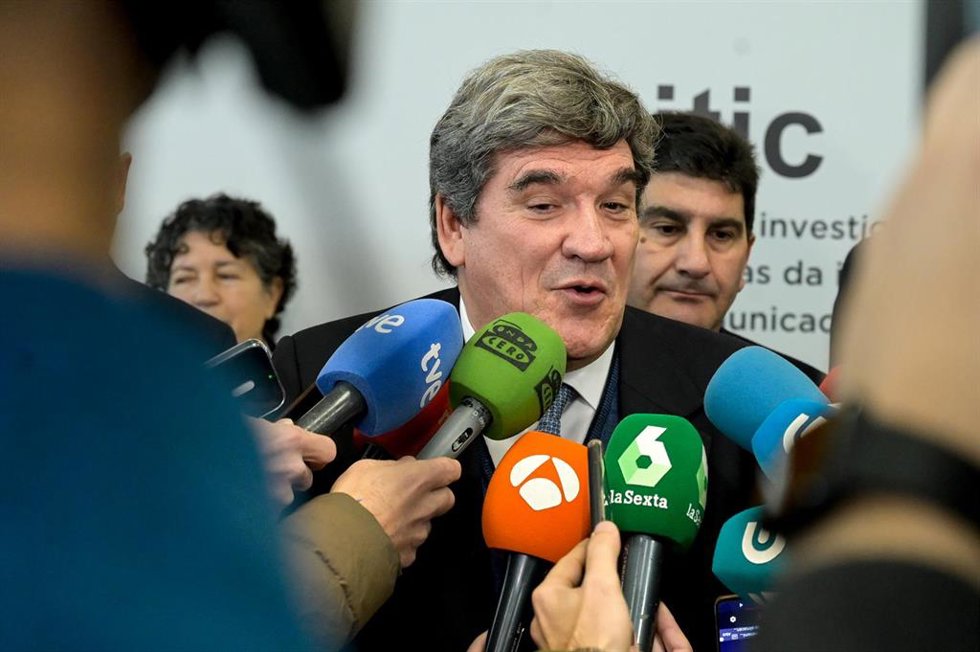 Archivo - El ministro de Transformación Digital y Función Pública, José Luis Escrivá, dando declaraciones en su visita al Centro de Investigación TIC de la Universidad de A Coruña, a 22 de enero de 2024, en A Coruña, Galicia (España).